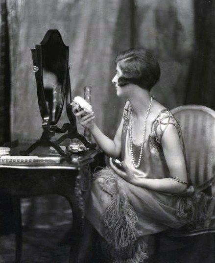 The 1920s Beauty Ritual Every Flapper Knew